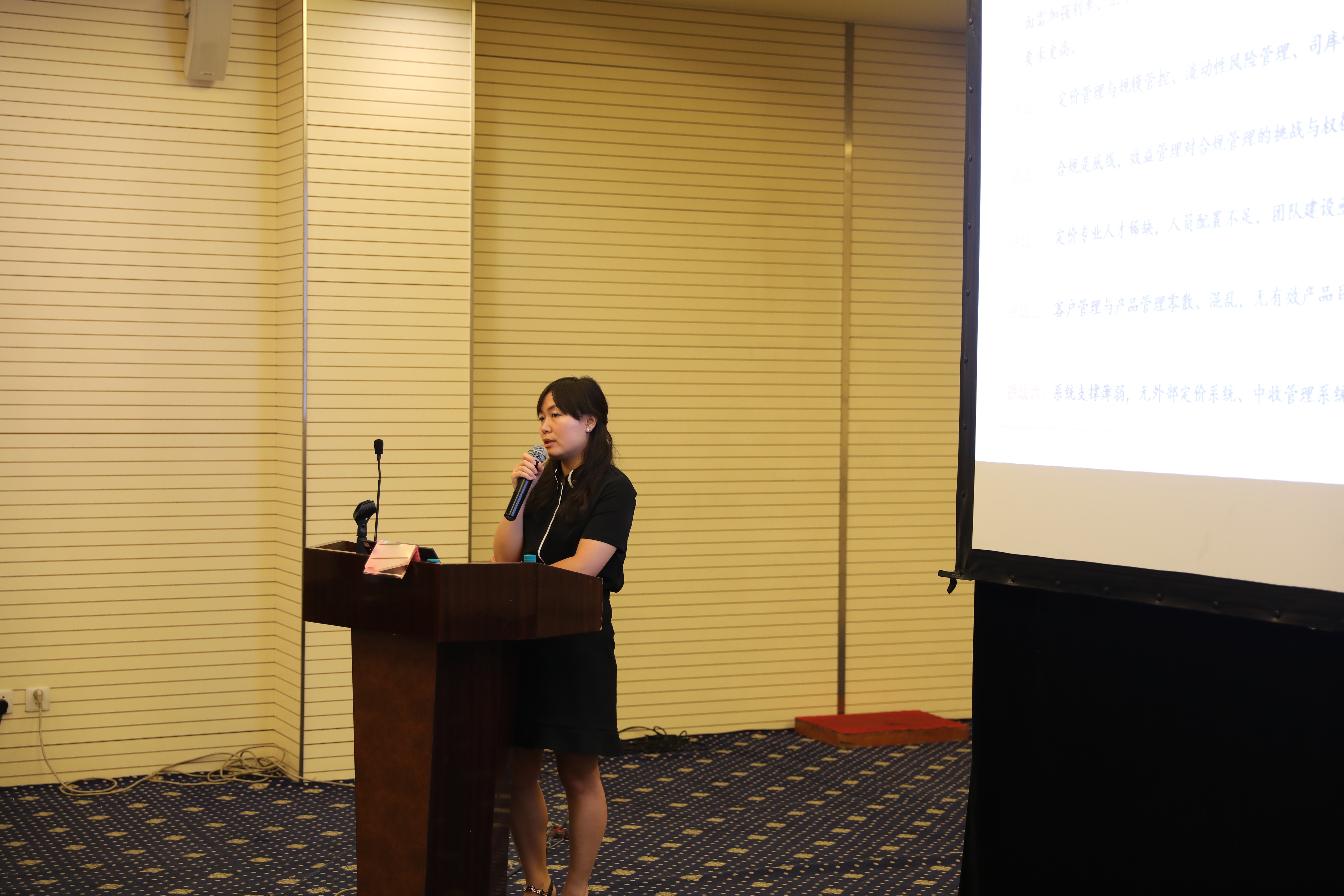 国产熟妇婬乱一区二区